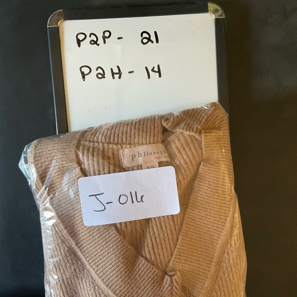 Philosophy sweater. Beige. Vneck. Size XL - Picture 8 of 8